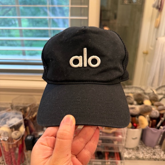 ALO Yoga Accessories - Alo Yoga Performance District Trucker Hat - Black/White
